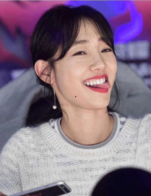 女明星 吐舌头,女明星萌态尽显