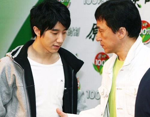 明星严父打手心,明星育儿方式引发热议